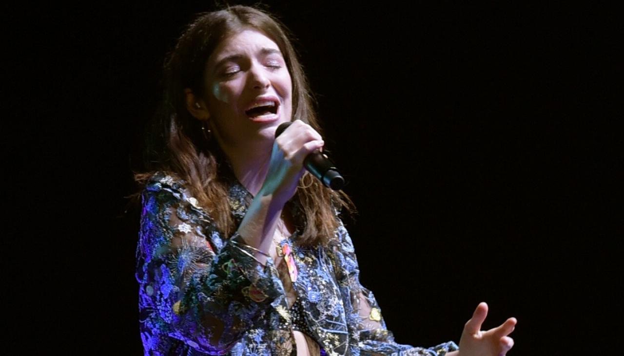 Lorde delays third album after her dog dies | Newshub