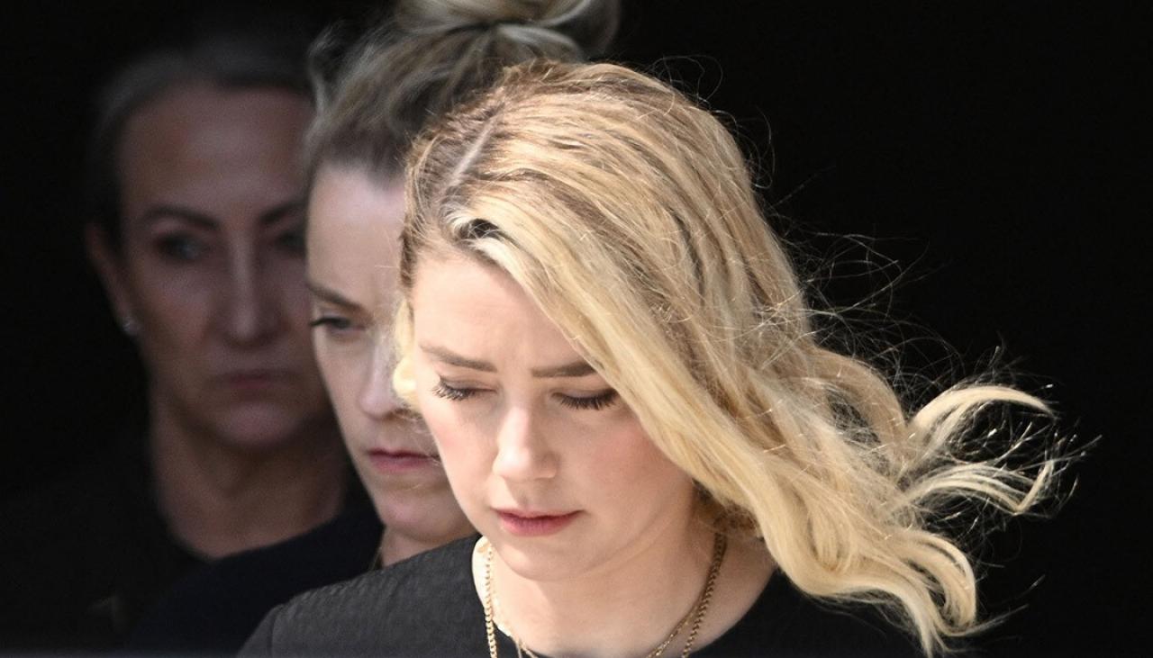 Videos show moment Amber Heard loses defamation case against Johnny Depp, gets booed at leaving court | Newshub