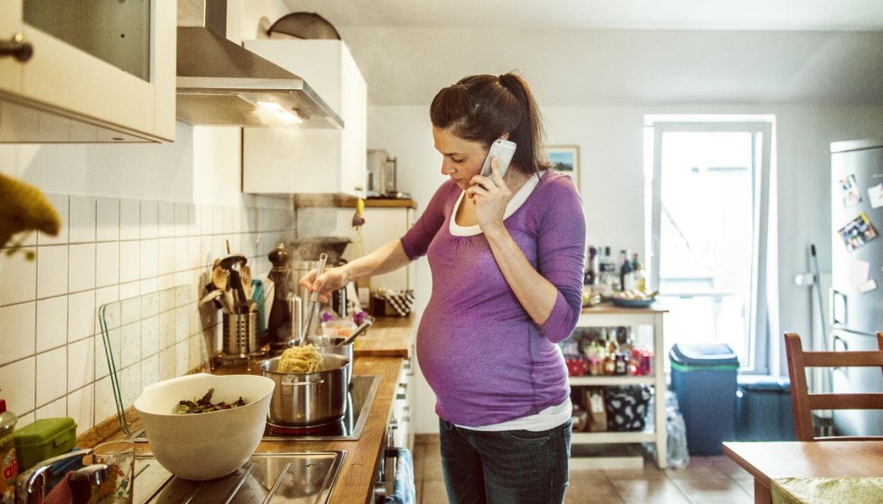 Photo of Les directives du NHS recommandent aux femmes enceintes de préparer un «repas spécial» pour leur partenaire afin qu’elles ne se sentent pas «exclues».