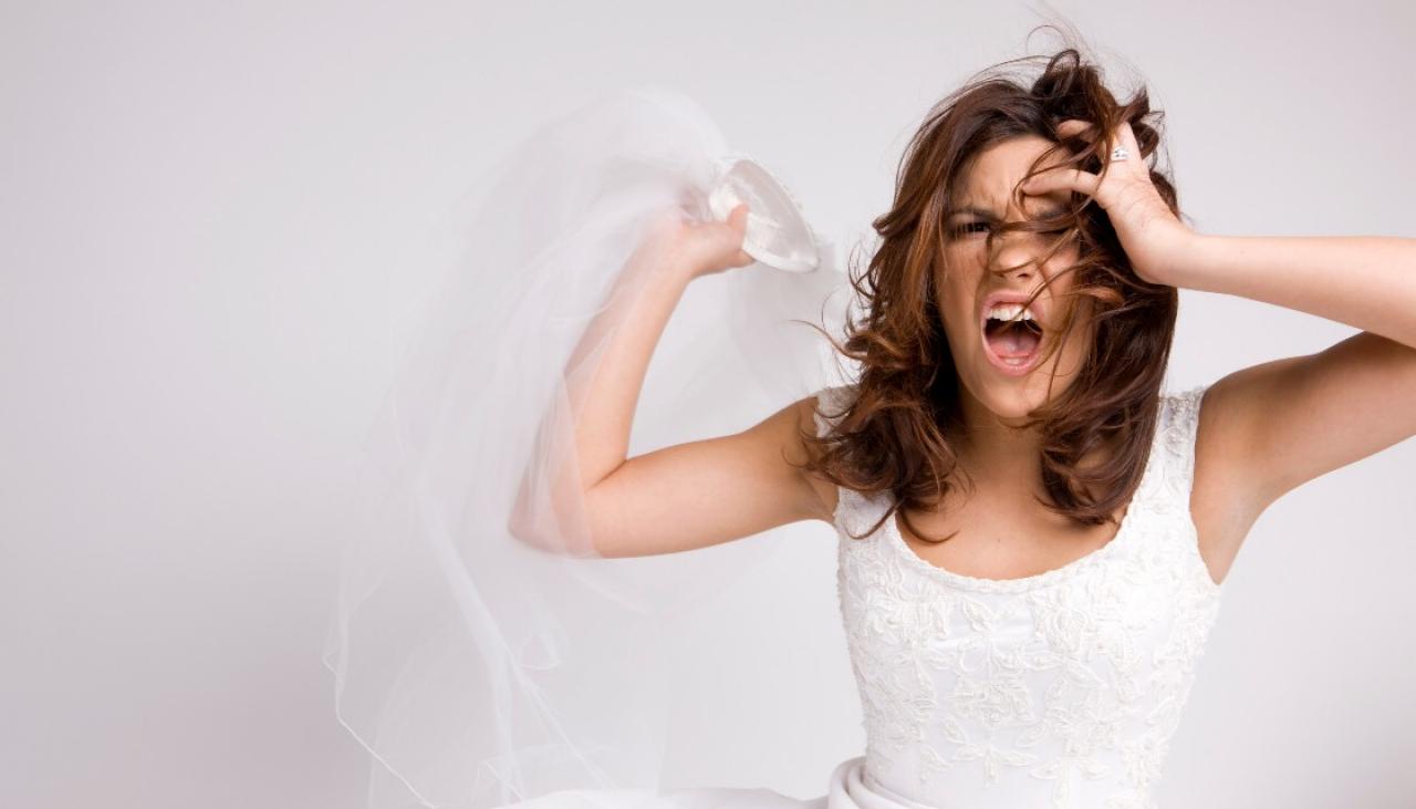 غضبت العروس عندما طالبها خطيبها بارتداء العدسات اللاصقة لتغطية لونها المغاير في حفل زفافها