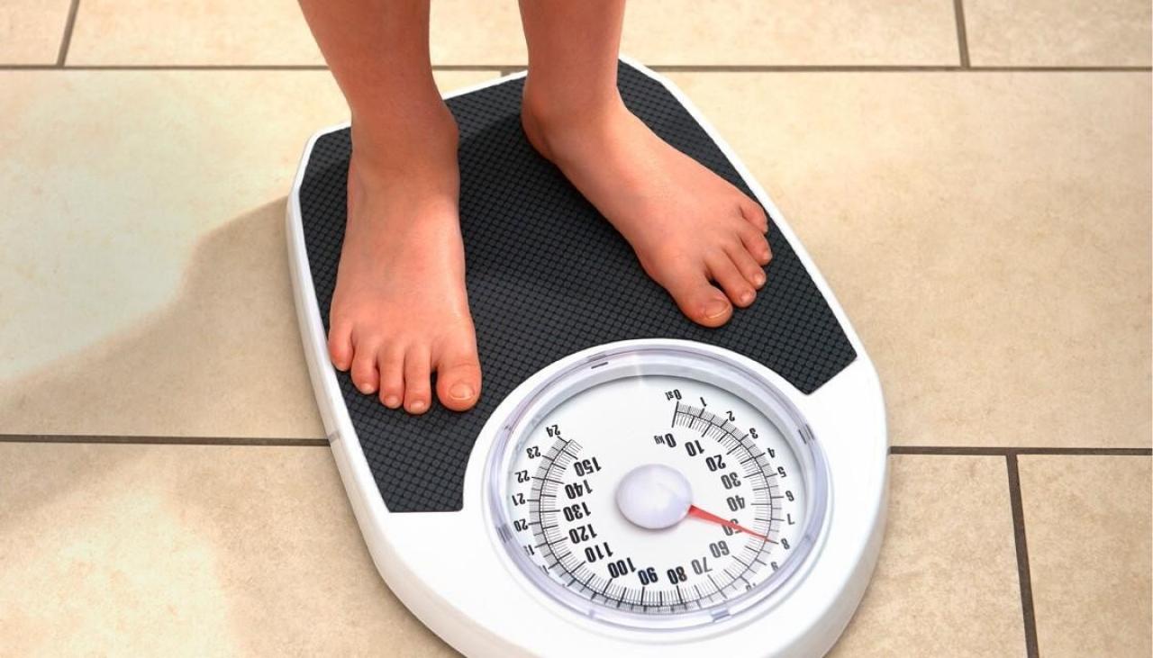 COVID-19: Przyrost masy ciała może być związany z szybszym osłabieniem odporności — badania