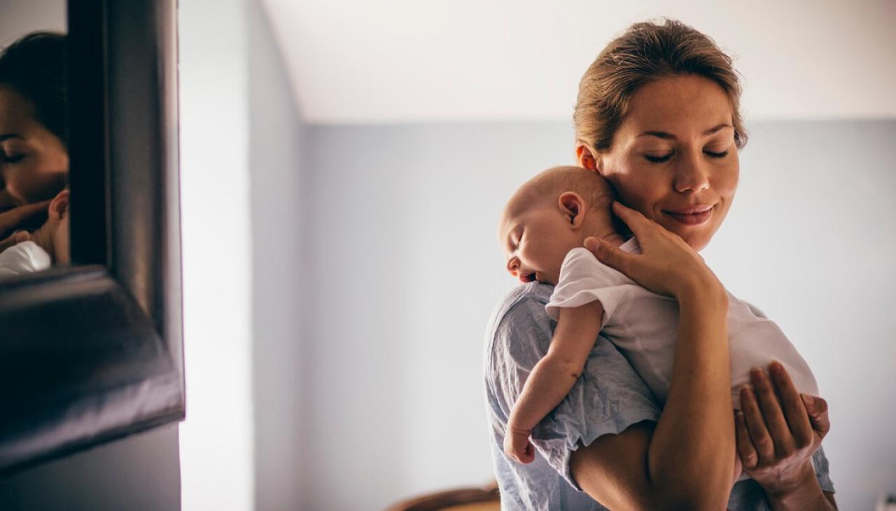 Una enfermera australiana comparte la técnica del ‘beso de mamá’ que salva vidas y que todo padre debería conocer