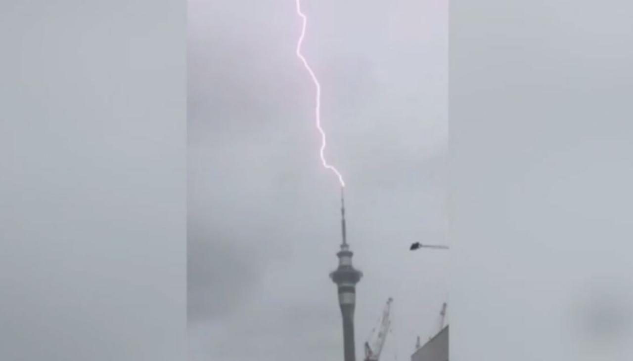 Auckland's Sky Tower blasted by gigantic lightning strikes | Newshub