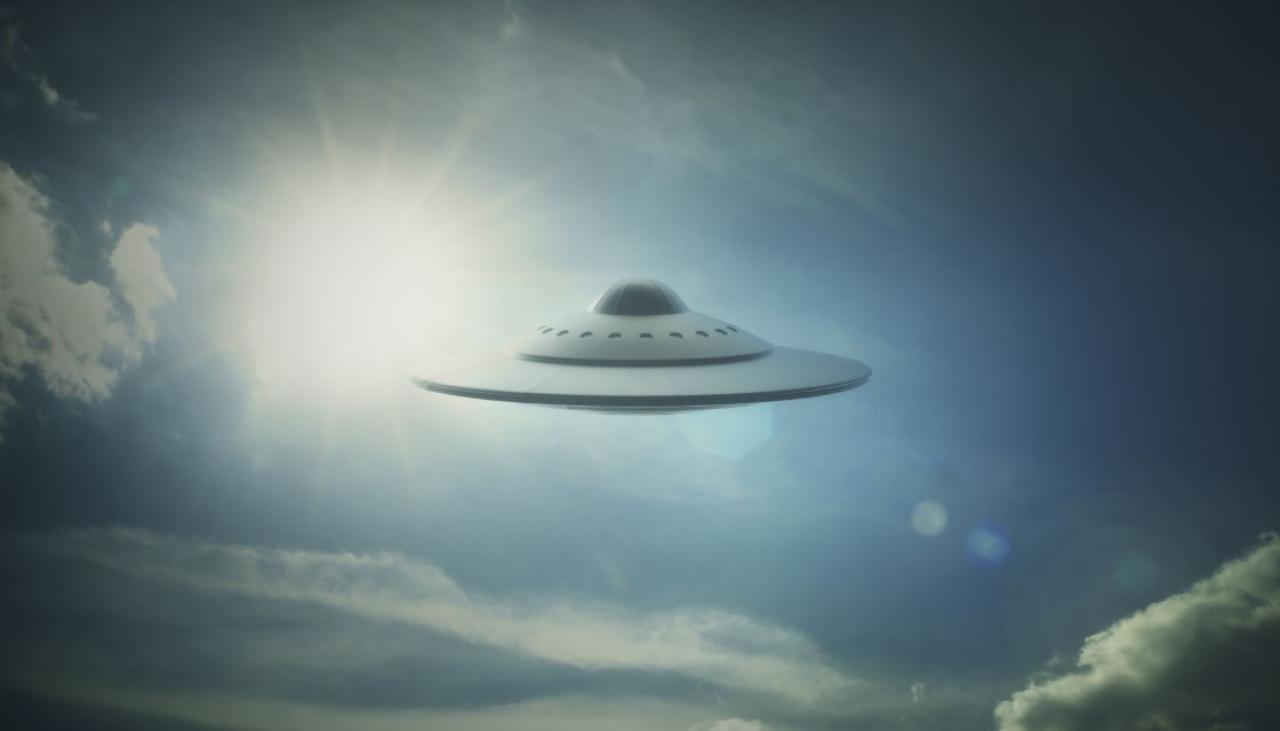 Bizarre west Auckland UFO sighting terrifies couple | Newshub