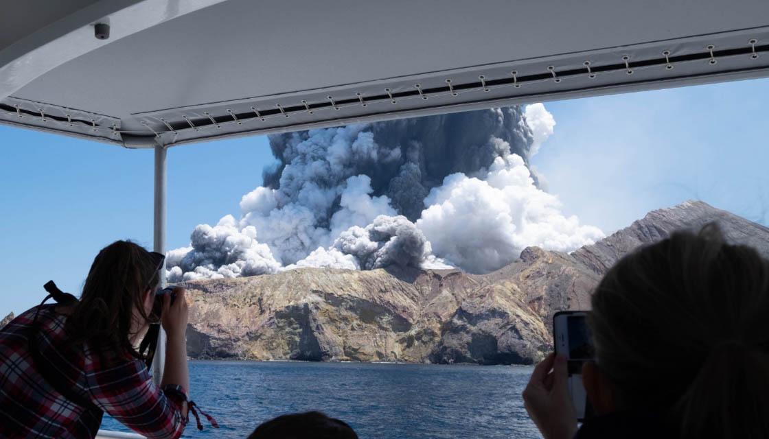https://www.newshub.co.nz/home/new-zealand/2019/12/white-island-eruption-previous-volcanic-explosions-in-new-zealand/_jcr_content/par/image.dynimg.full.q75.jpg/v1575910836760/twitter-michael-schade-white-island-eruption-1120.jpg