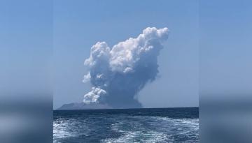 https://www.newshub.co.nz/home/new-zealand/2019/12/white-island-eruption-what-caused-the-explosion/_jcr_content/par/video/image.dynimg.360.q75.jpg/v1575869388910/v2-twitter-white-island-eruption-1120.jpg