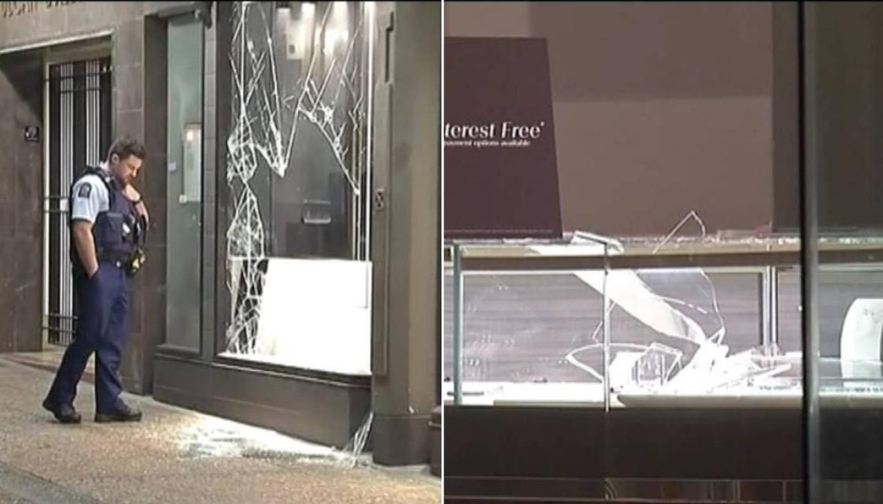 Auckland crime wave: Another Michael Hill store targeted in smash and grab,  attempted burglary at liquor shop | Newshub
