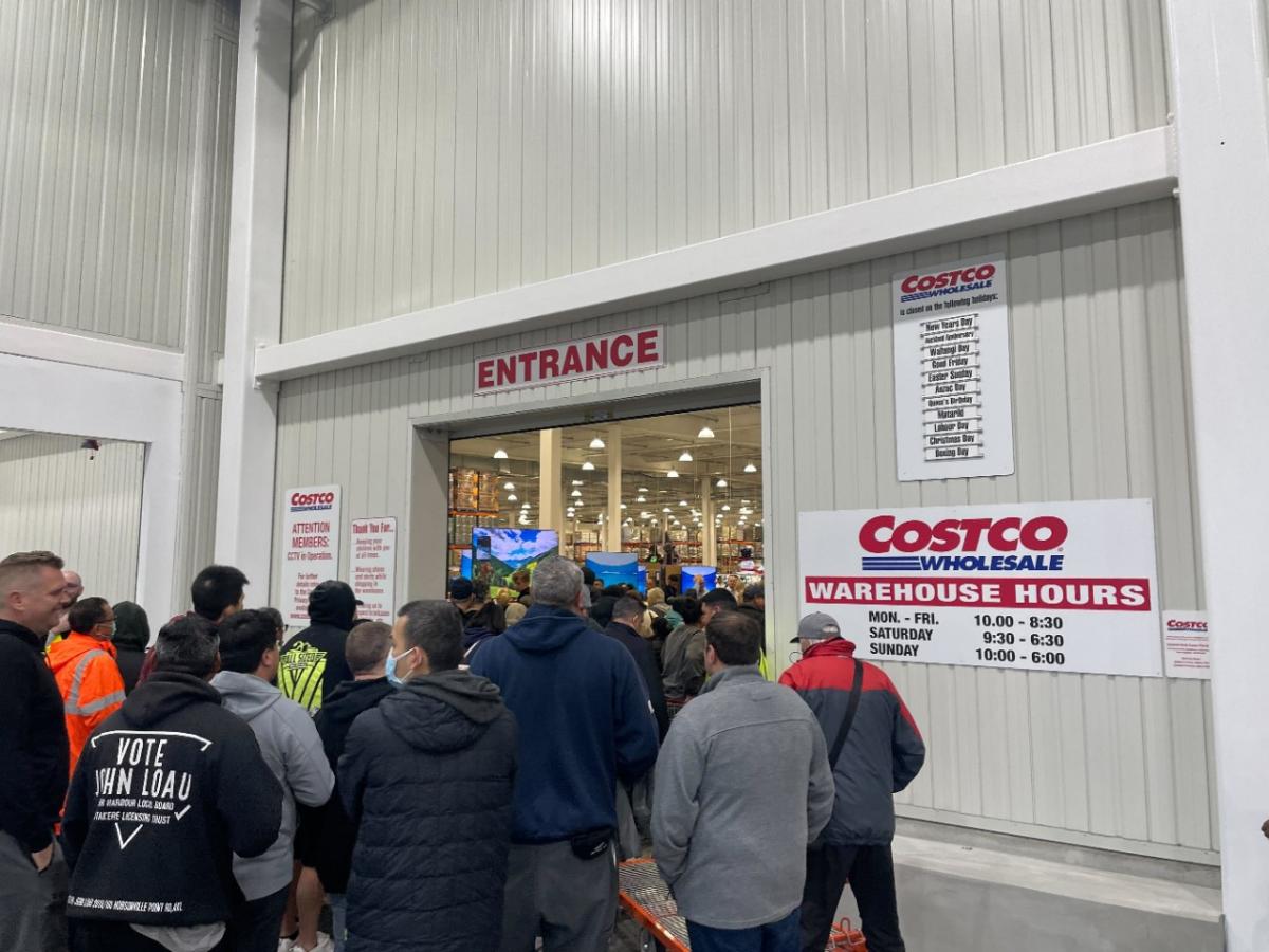 Hardcore fans queue overnight as retail giant Costco opens door in Auckland  for first time | Newshub