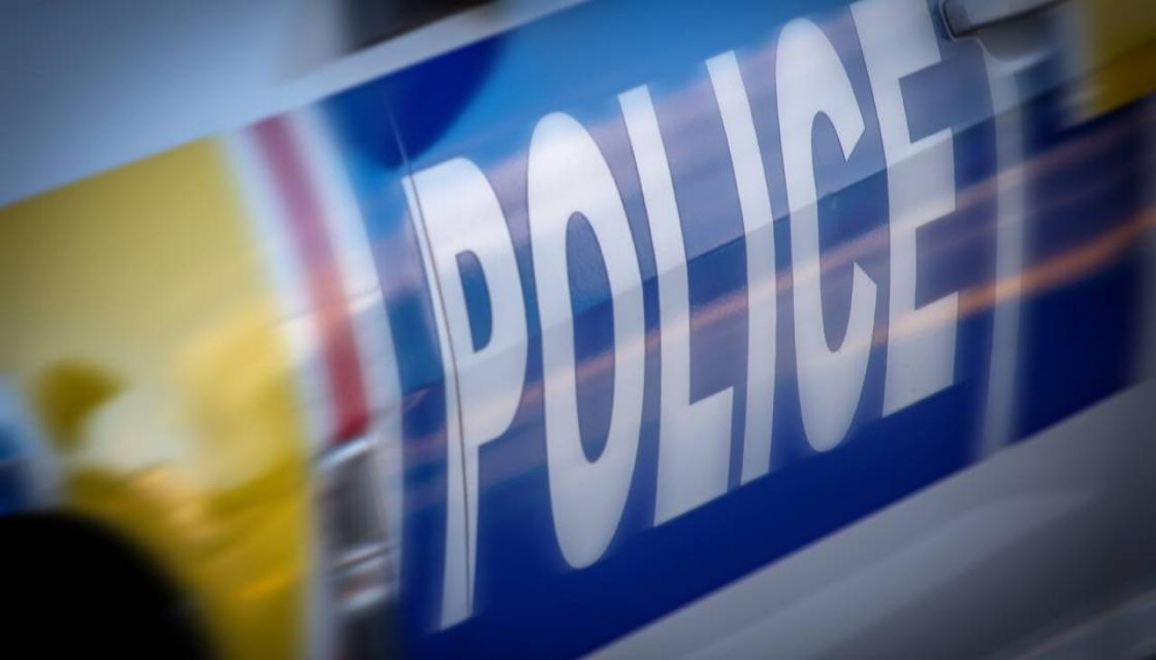 Police hunt five thieves after burglary in Westgate, Auckland | Newshub