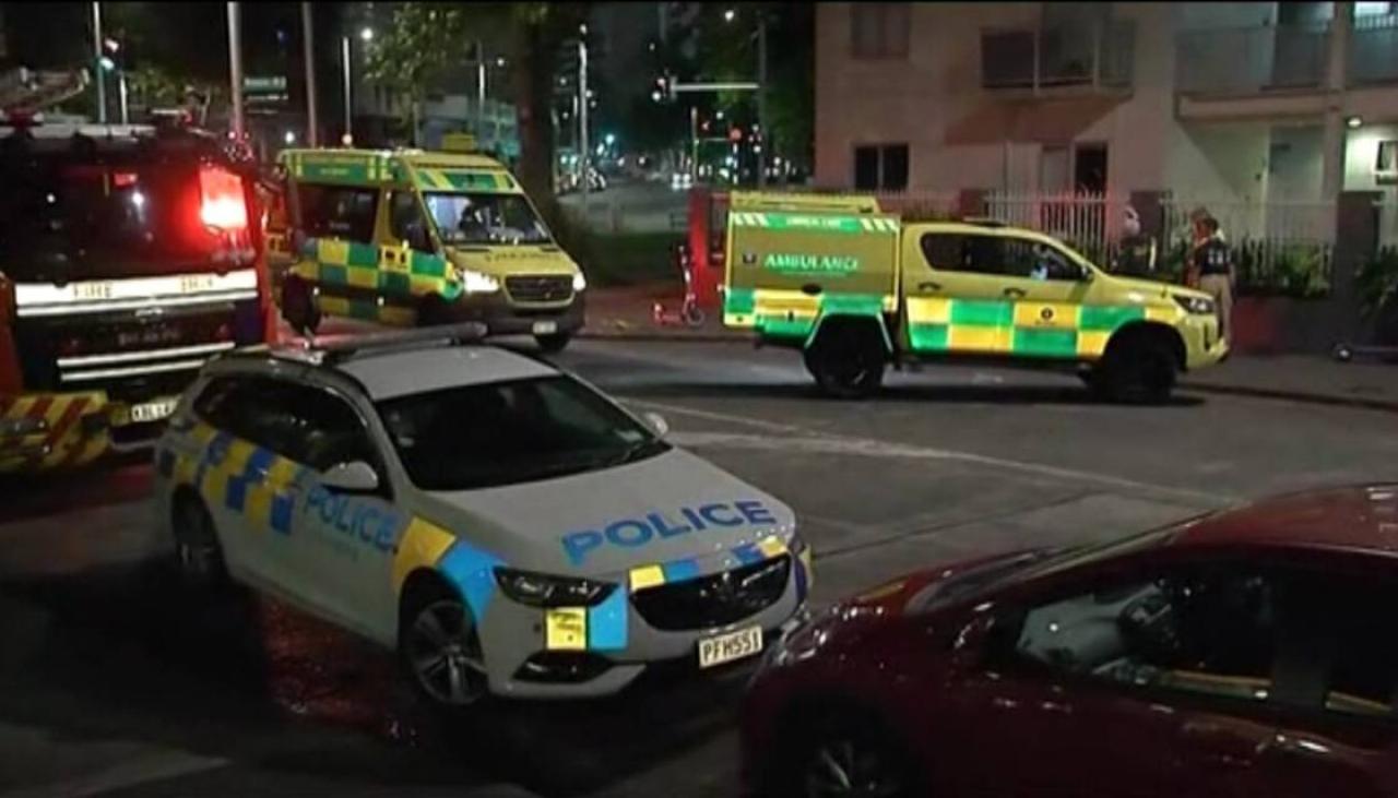 Man collapses and dies while speaking to police in central Auckland |  Newshub