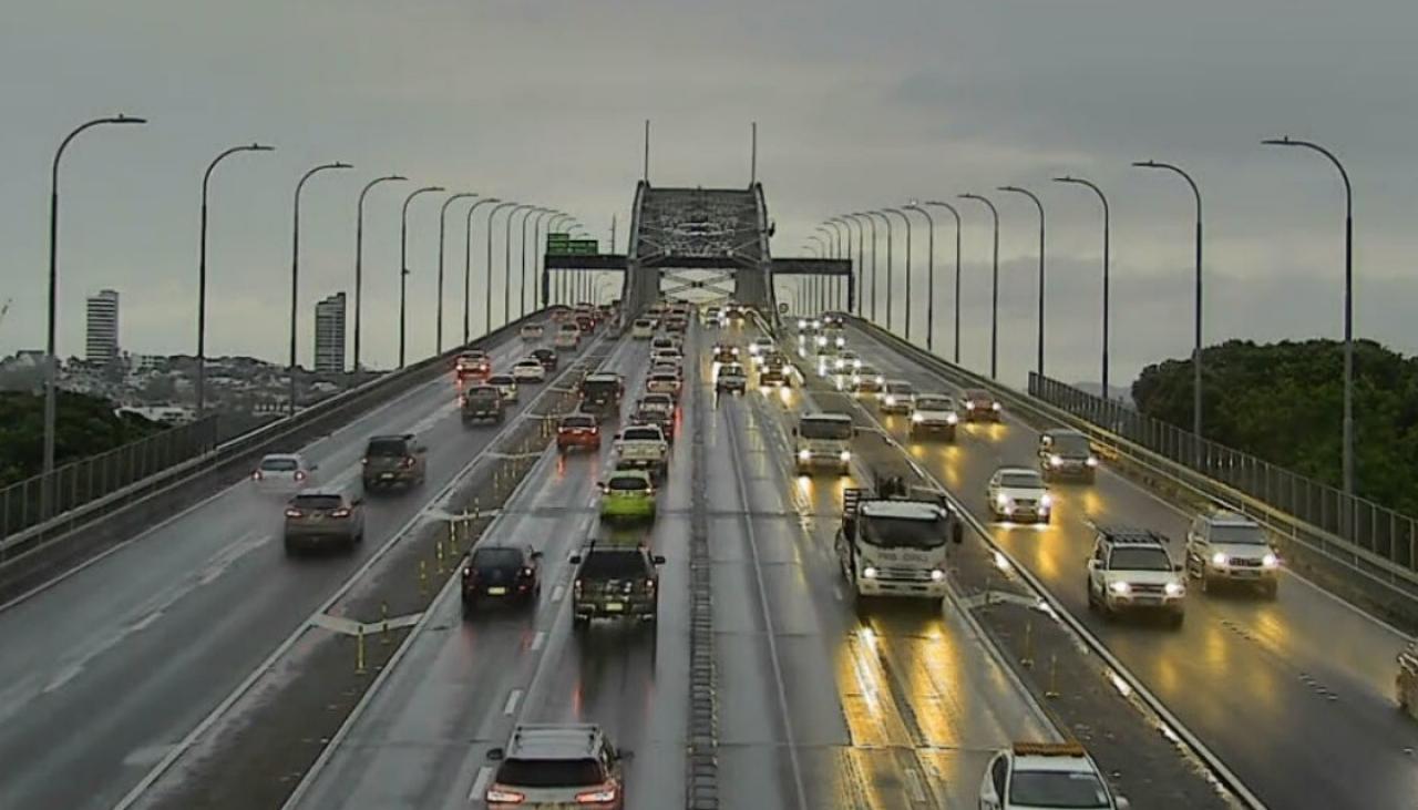 Weather: North Island hit by heavy rain, strong wind, motorists urged to be  cautious | Newshub
