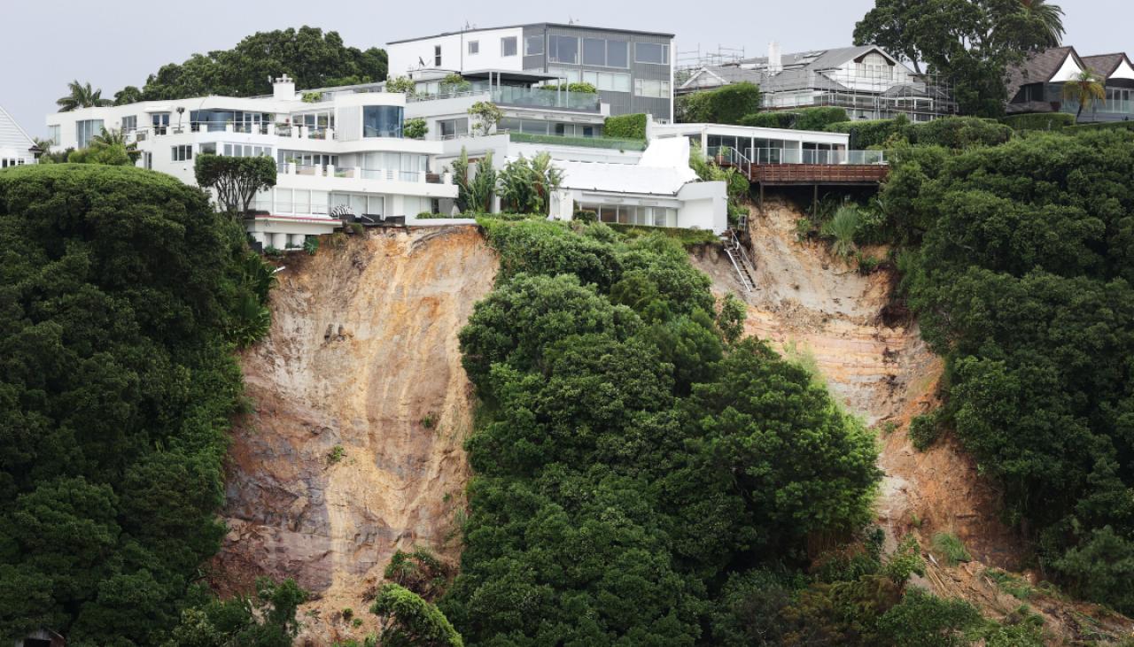Auckland geologist's warning to people living in or considering buying  cliff houses | Newshub