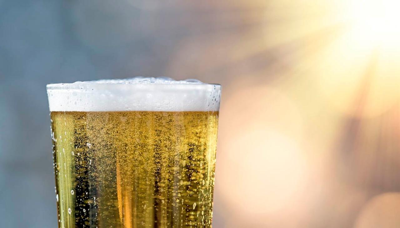 Weather: People should avoid alcohol and caffeine as temperatures soar, Civil  Defence says | Newshub
