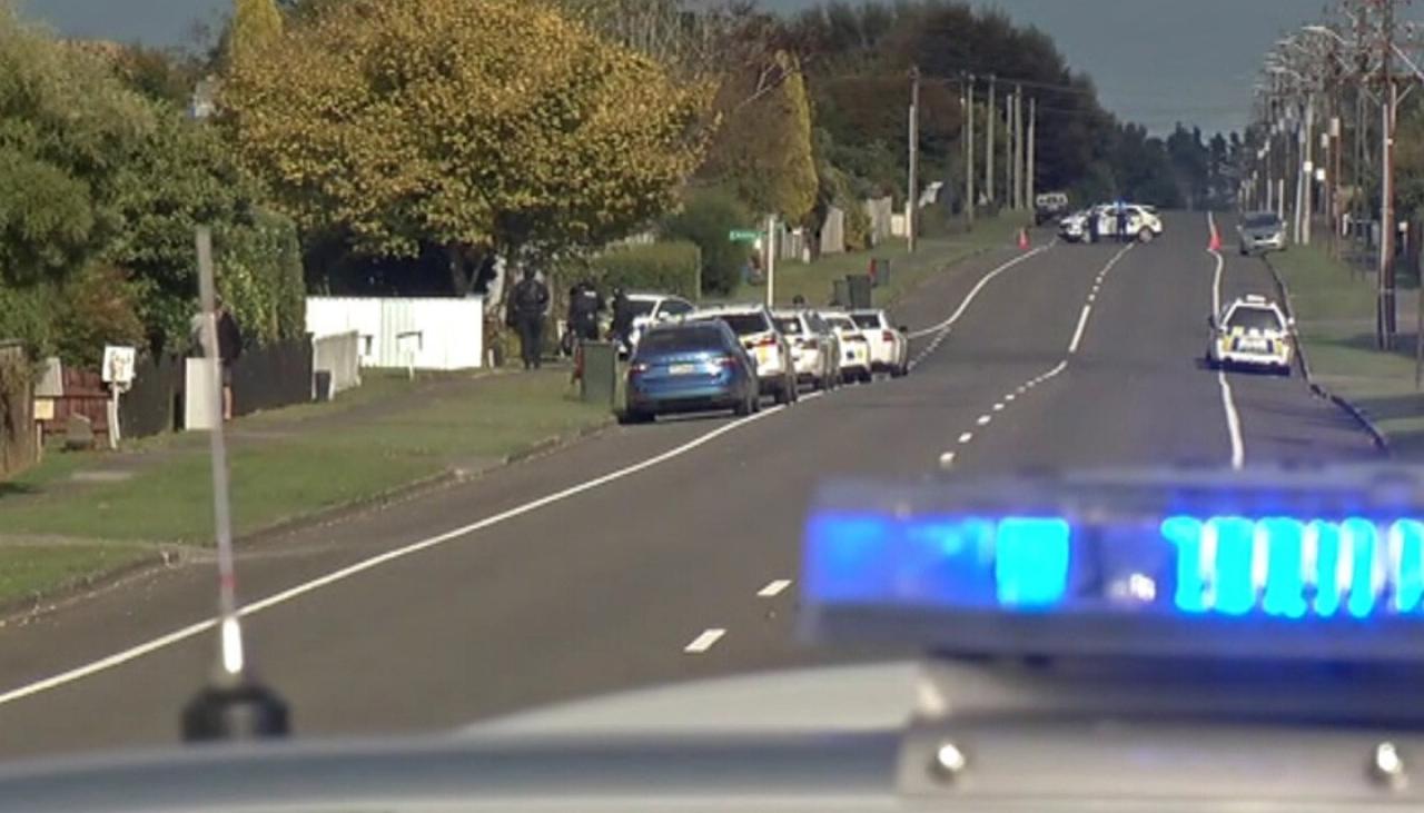 State Highway 3 closed in Stratford as armed offenders squad works to arrest  'person of interest' | Newshub