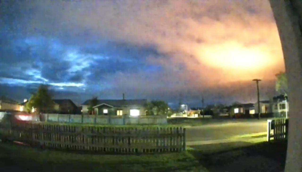 Exploding fireball shakes homes, lights up sky in Feilding | Newshub