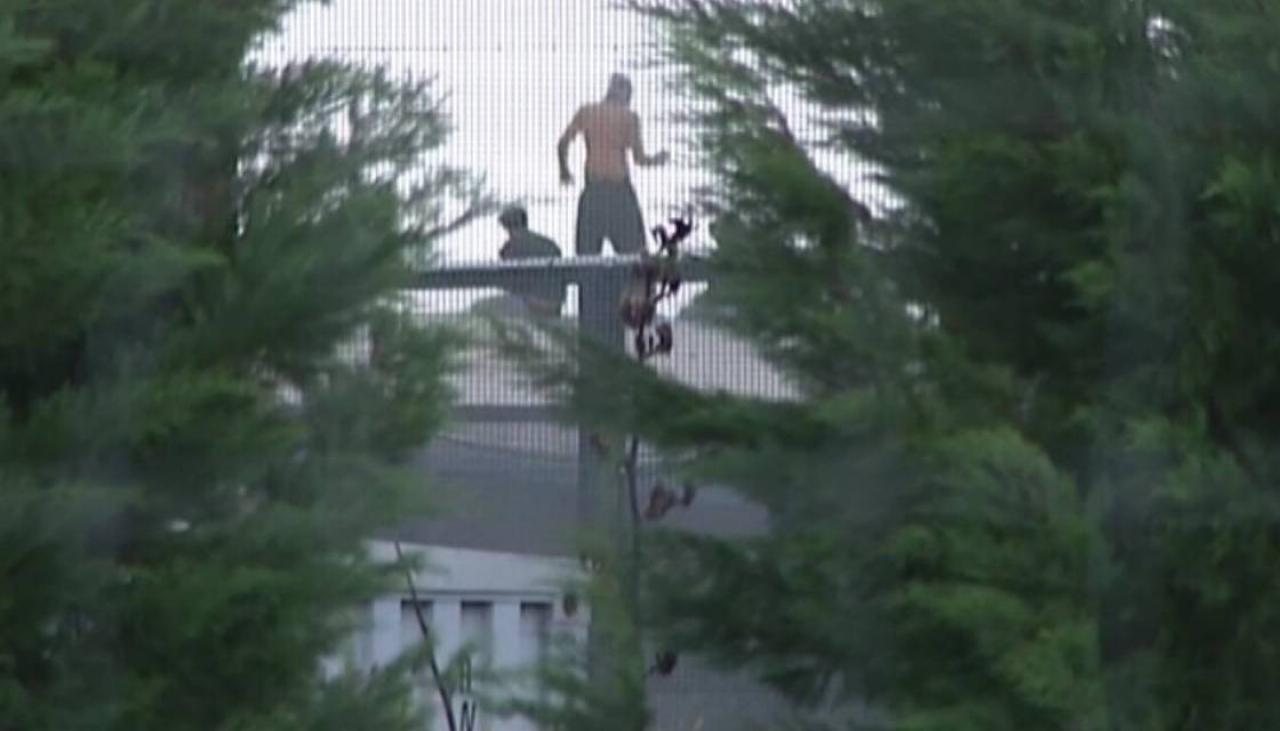 Staff member injured, police negotiating as five offenders escape onto roof  of youth justice facility near Christchurch | Newshub