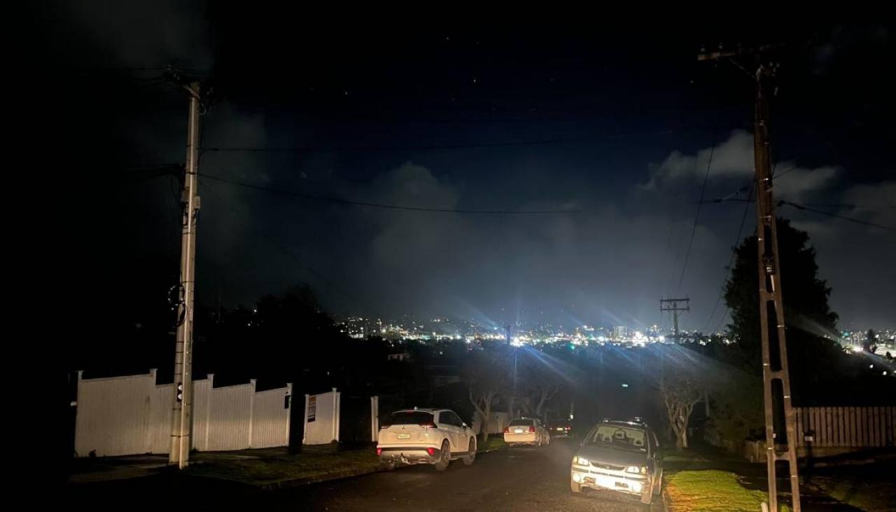 West Auckland residents plunged into darkness after being woken by loud boom  | Newshub
