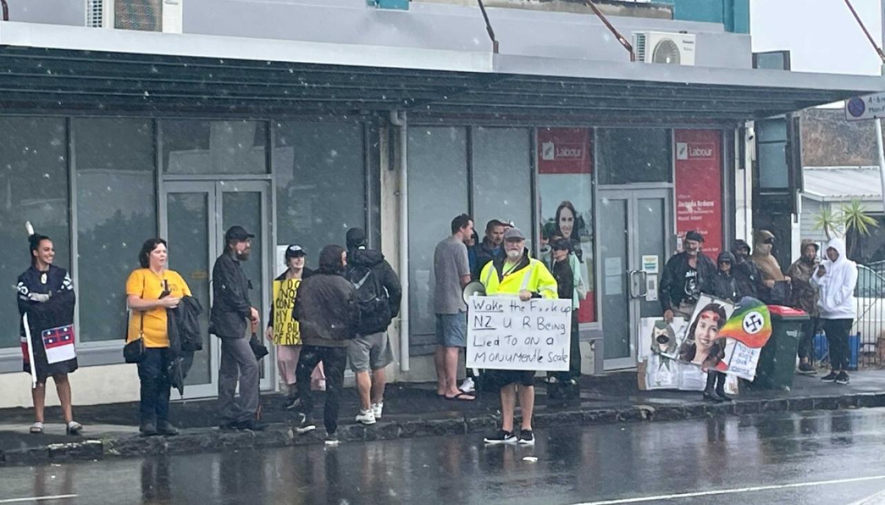 COVID-19: Anti-lockdown demonstrators gather outside Jacinda Ardern's
