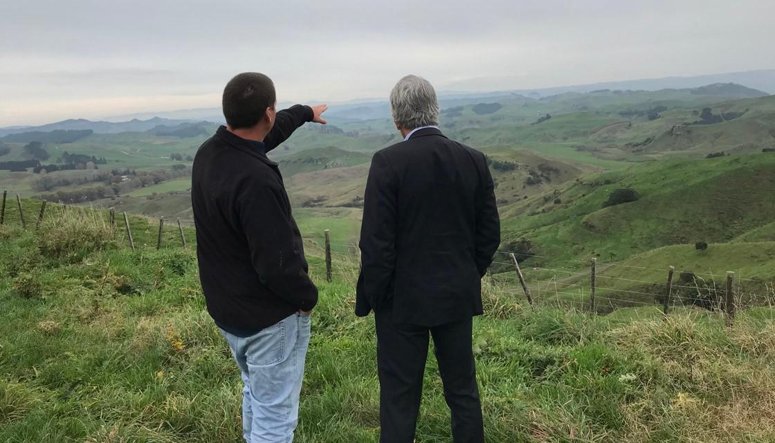 https://www.newshub.co.nz/home/rural/2020/05/government-invests-800-000-in-king-country-freshwater-project/_jcr_content/par/image.dynimg.full.q75.jpg/v1590726480271/supplied-damien-oconnor-king-country-1120.jpg