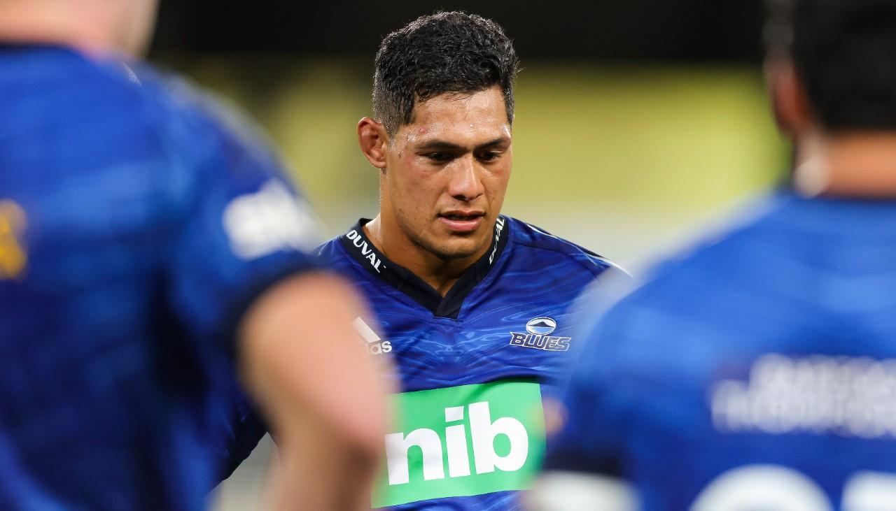Super Rugby Pacific: Blues star Roger Tuivasa-Sheck suffers 'serious' shoulder injury in win over Chiefs | Newshub