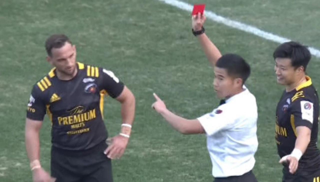 Rugby: Ex-All Black Aaron Cruden scores, then red-carded in Japan's League One | Newshub