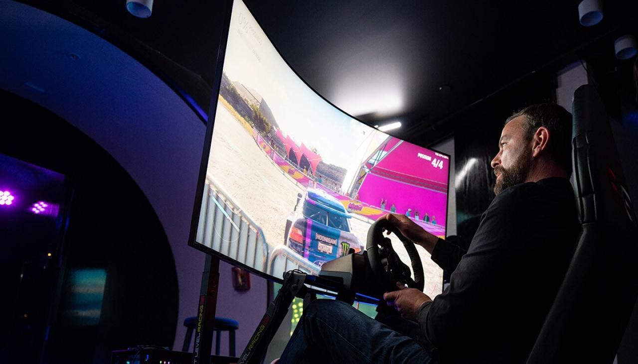 https://www.newshub.co.nz/home/technology/2022/09/impressions-what-it-s-like-playing-on-the-samsung-odyssey-ark-the-55-1000r-gaming-monitor/_jcr_content/par/image.dynimg.1280.q75.jpg/v1664403294227/newshub-samsung-odyssey-ark-monitor-290922-1120x640.jpg
