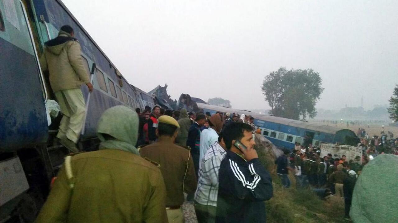 Сколько погибло в 90. Индия поезд катастрофа. Железнодорожная авария в Индии. В Индии столкнулись поезда.