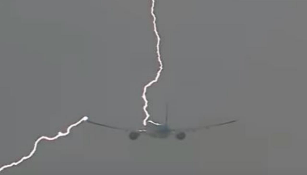 Dramatic moment KLM plane struck by lightning caught on camera Newshub