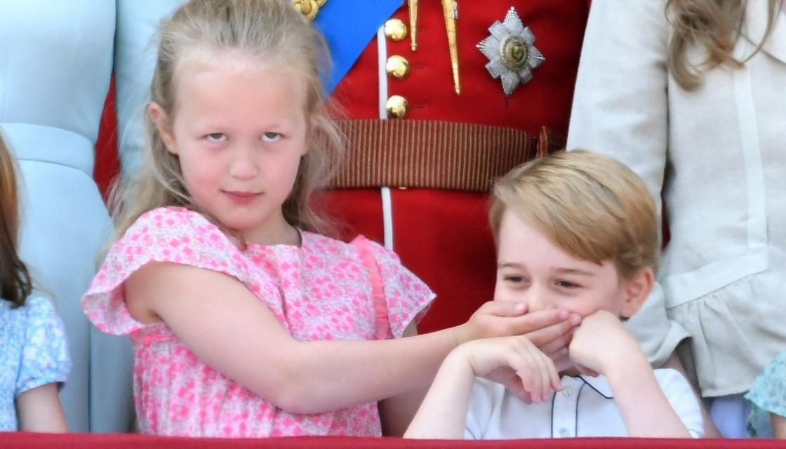 Сестра публично обижает принца Джорджа: 'Злобная девчонка, ее не надо допускать к малышу!'