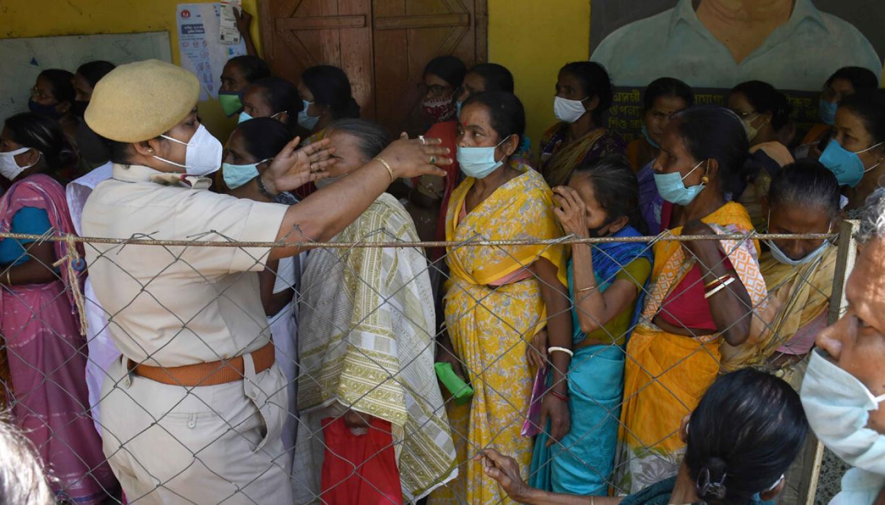 Photo of Coronavirus: Indien stellt einen neuen Weltrekord auf, nachdem die Fälle weiter zugenommen haben und die Krankenhäuser überfordert sind