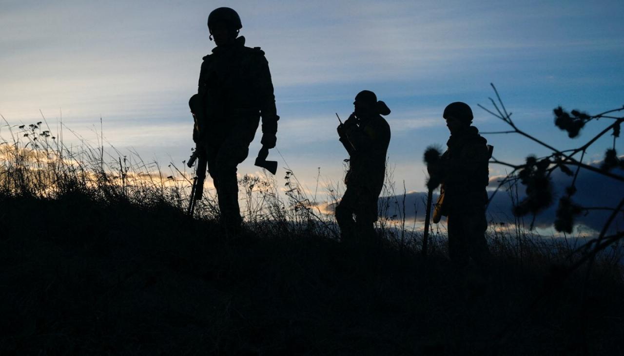 Ukraine invasion: New Zealand soldiers help Ukrainian fighters practice using weapons for war