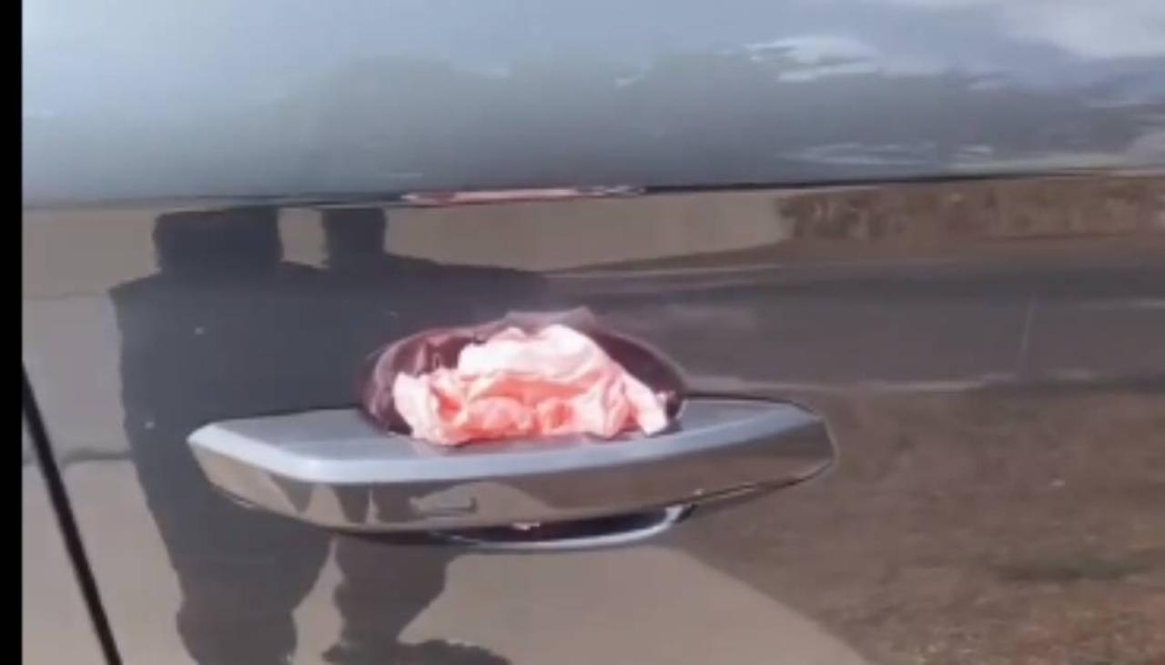 Kobieta z Teksasu wpadła do szpitala po tym, jak dotknęła przypadkowo chusteczki na klamce jej samochodu