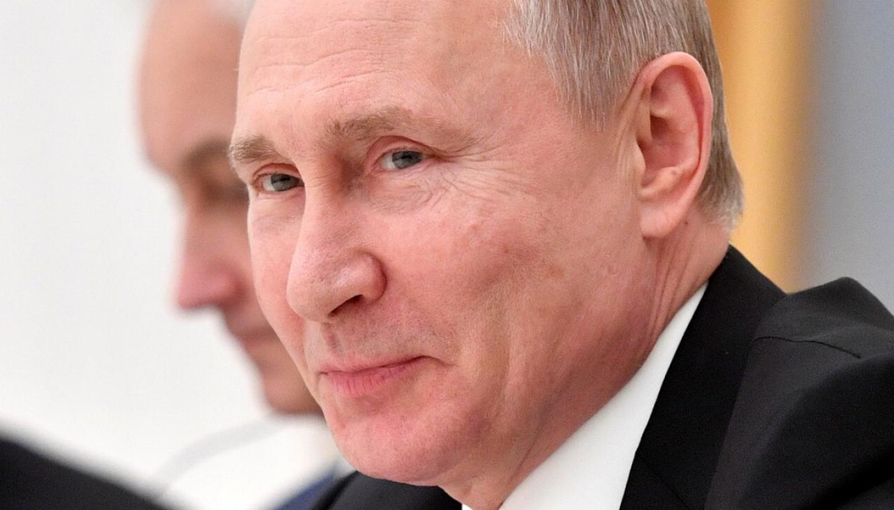 ابتسم الرئيس الروسي فلاديمير بوتين وهو يحذر من أن الحرب في أوكرانيا يمكن أن تتصاعد