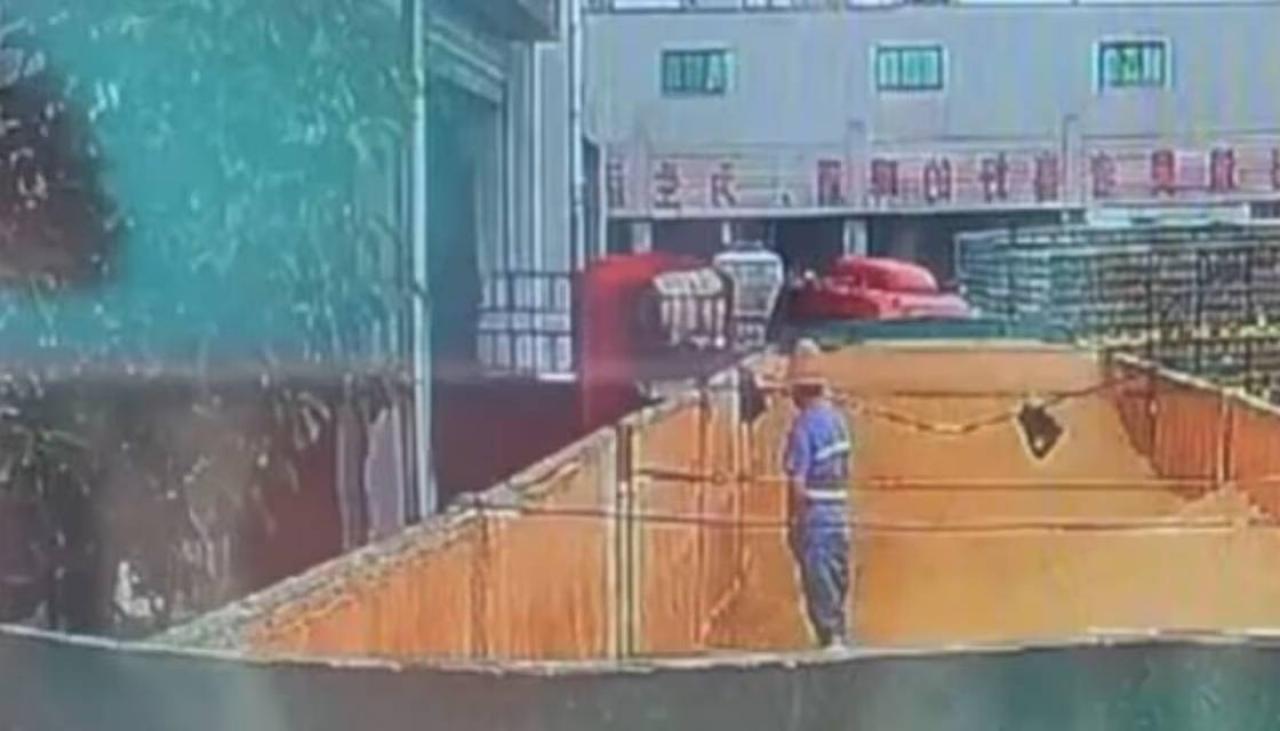 Chiński browar Tsingtao spotyka się z ostrymi reakcjami po tym, jak w sieci pojawiło się wideo przedstawiające pracownika oddającego mocz do zbiornika
